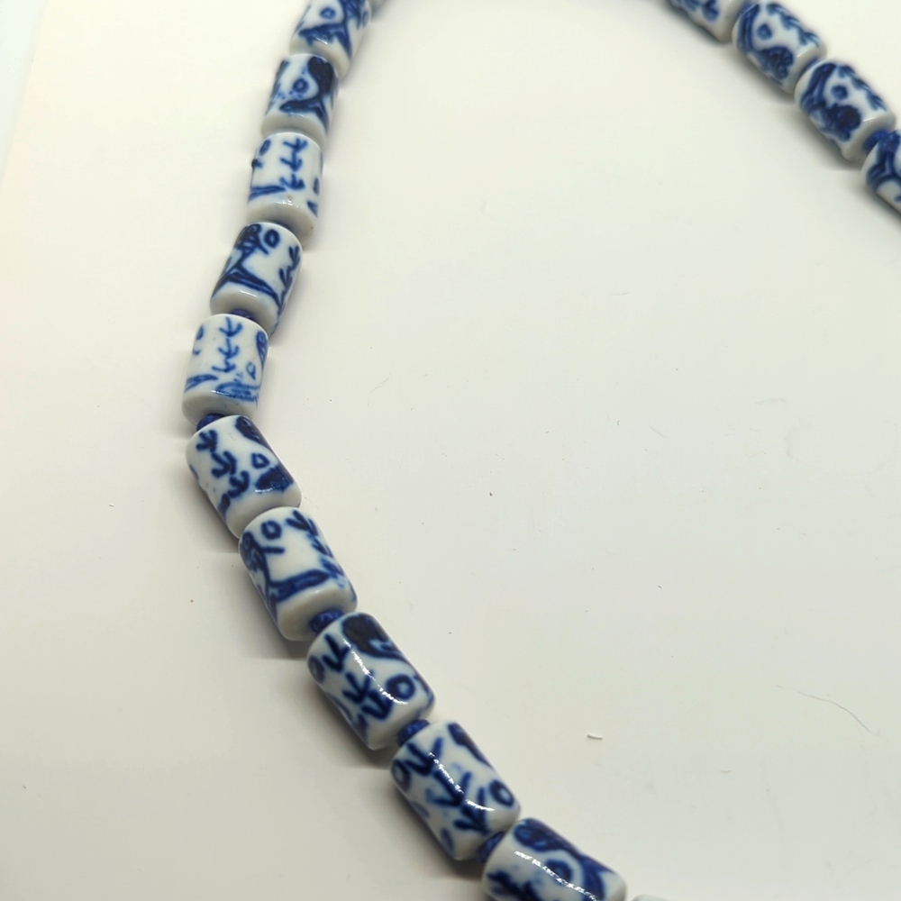 Vintage Floral Blue and White Porcelain Barrel Export Beads Necklace - Picture 6 of 13